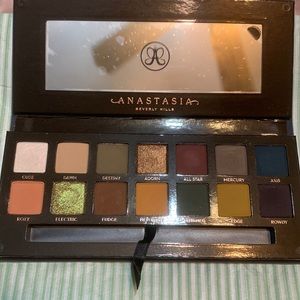 LE Anastasia Beverly Hills Subculture Eyeshadow Palette.
